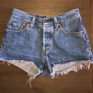 dark wash levi’s denim shorts SWIPE TO SEE THEM ON